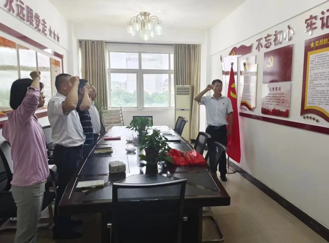 撫州長運:黎川分公司黨支部開展“政治生日”活動