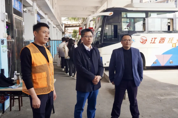 肖良芝深入一線督導清明節前運輸工作