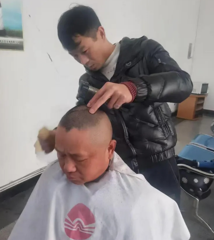 暖新聞 || 黃山長運：青春“發”光：祁門公交小伙的暖心義剪