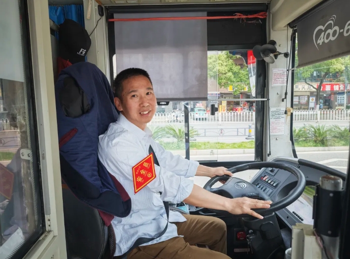 凡人微光 || 百萬(wàn)里程零風(fēng)險(xiǎn) 十米車廂暖鷹城