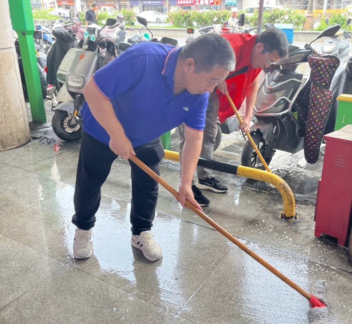 長運物業開展沿街商鋪環境衛生集中清洗整治活動