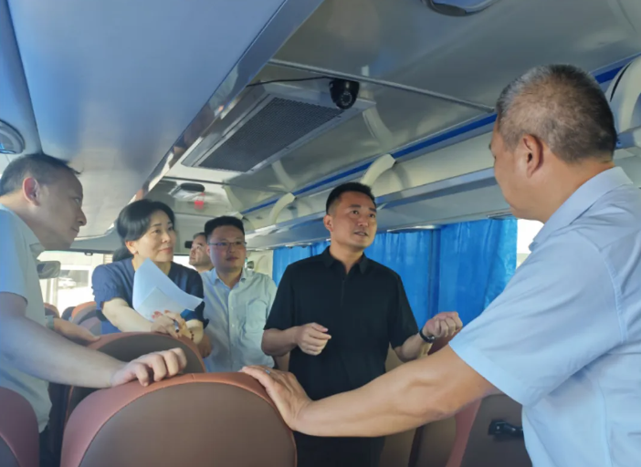 王曉檢查指導(dǎo)老舊車輛翻新工作