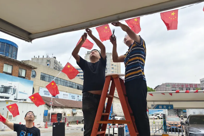 長運物業 停車場里“中國紅”別樣濃！