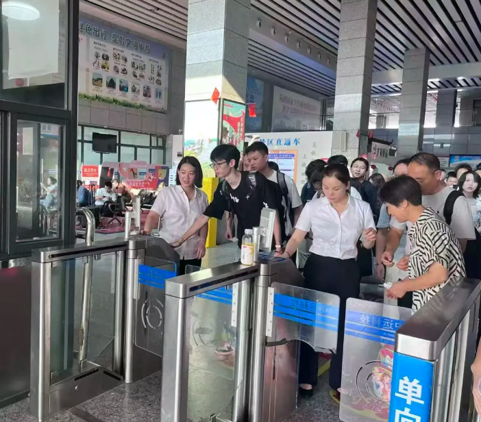 上饒汽運：汽車東站“雙節”客流達新峰值人潮涌動開啟出行熱潮
