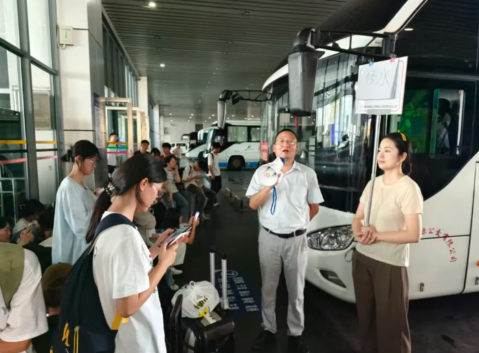 都市城際公交：旅游客運分公司筑牢“雙節”安全服務雙防線